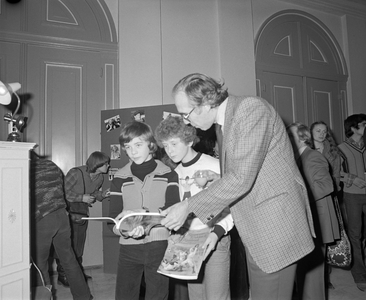 880297 Afbeelding van wethouder Cees Pot van Onderwijs, Cultuur en Sport, bij de ontvangst van jonge Utrechtse sporters ...